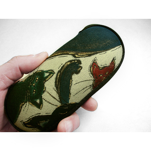 薄型メガネケース＆小物入れ（意地悪にゃんこの四兄弟）（薄ベージュ色）