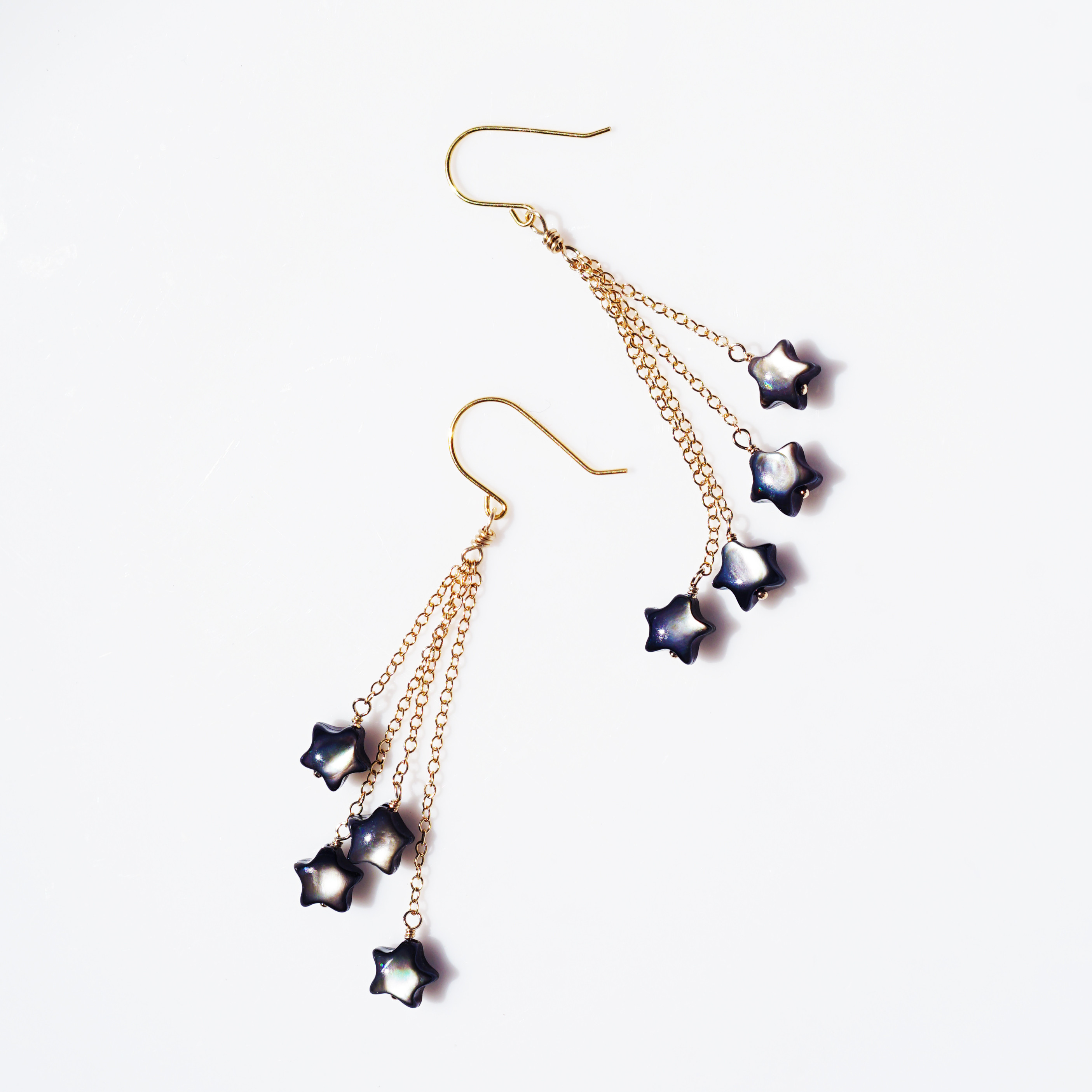 虹が舞う、黒蝶貝による流れ星のピアス・サージカルステンレス　～流星