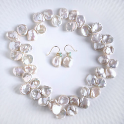 14KGF 高品質閃亮花瓣珍珠祖母綠耳環 ~Otylie 第2張的照片