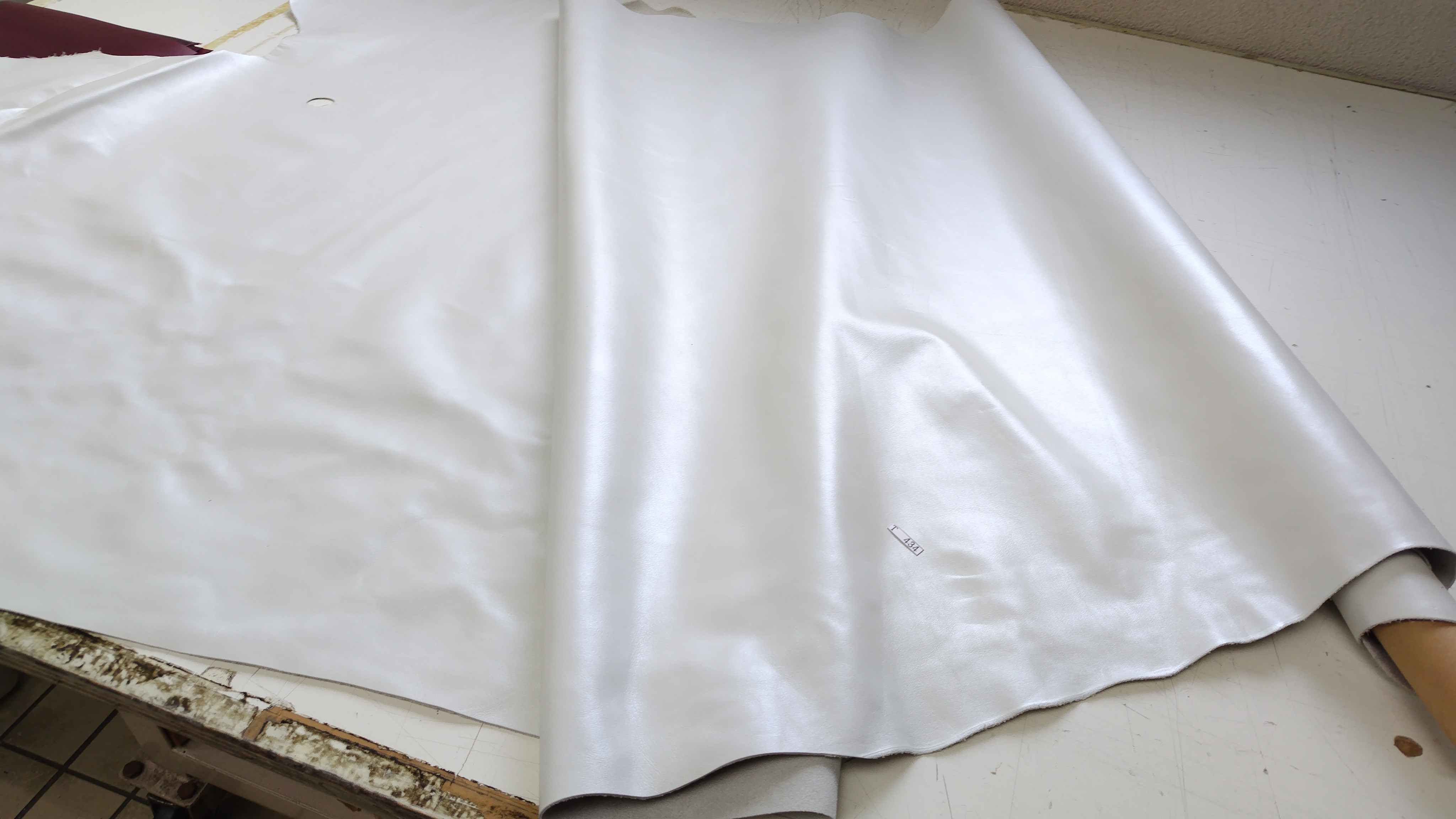 T434 牛革　メタリック　アイボリー系　B品程度　200デシ弱　1.1mm程度