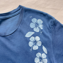 送料無料　藍染Tシャツ ハイビスカスレイ オーガニックコットン 絞り染め　ハワイ　花　 4枚目の画像