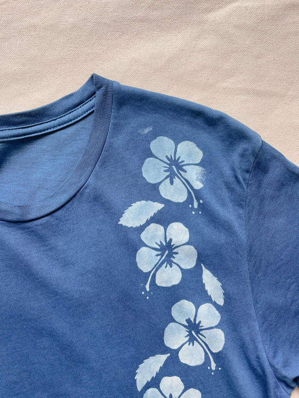 送料無料　藍染Tシャツ ハイビスカスレイ オーガニックコットン 絞り染め　ハワイ　花　 4枚目の画像
