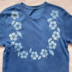 送料無料　藍染Tシャツ ハイビスカスレイ オーガニックコットン 絞り染め　ハワイ　花　 2枚目の画像