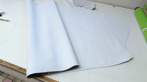 T219　牛革　白　アンチックシュリンク（山谷で濃淡あり）　40ｃｍ×90ｃｍ程度　厚さ1.1mm程度 1枚目の画像