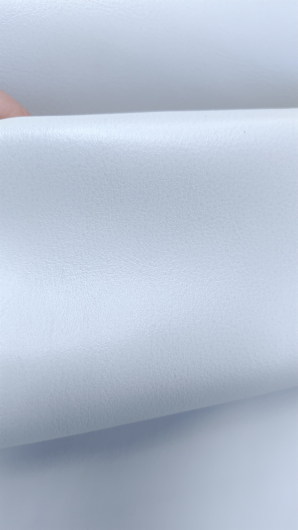 T219　牛革　白　アンチックシュリンク（山谷で濃淡あり）　40ｃｍ×90ｃｍ程度　厚さ1.1mm程度 4枚目の画像