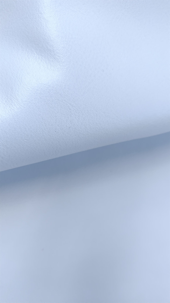 T219　牛革　白　アンチックシュリンク（山谷で濃淡あり）　40ｃｍ×90ｃｍ程度　厚さ1.1mm程度 2枚目の画像