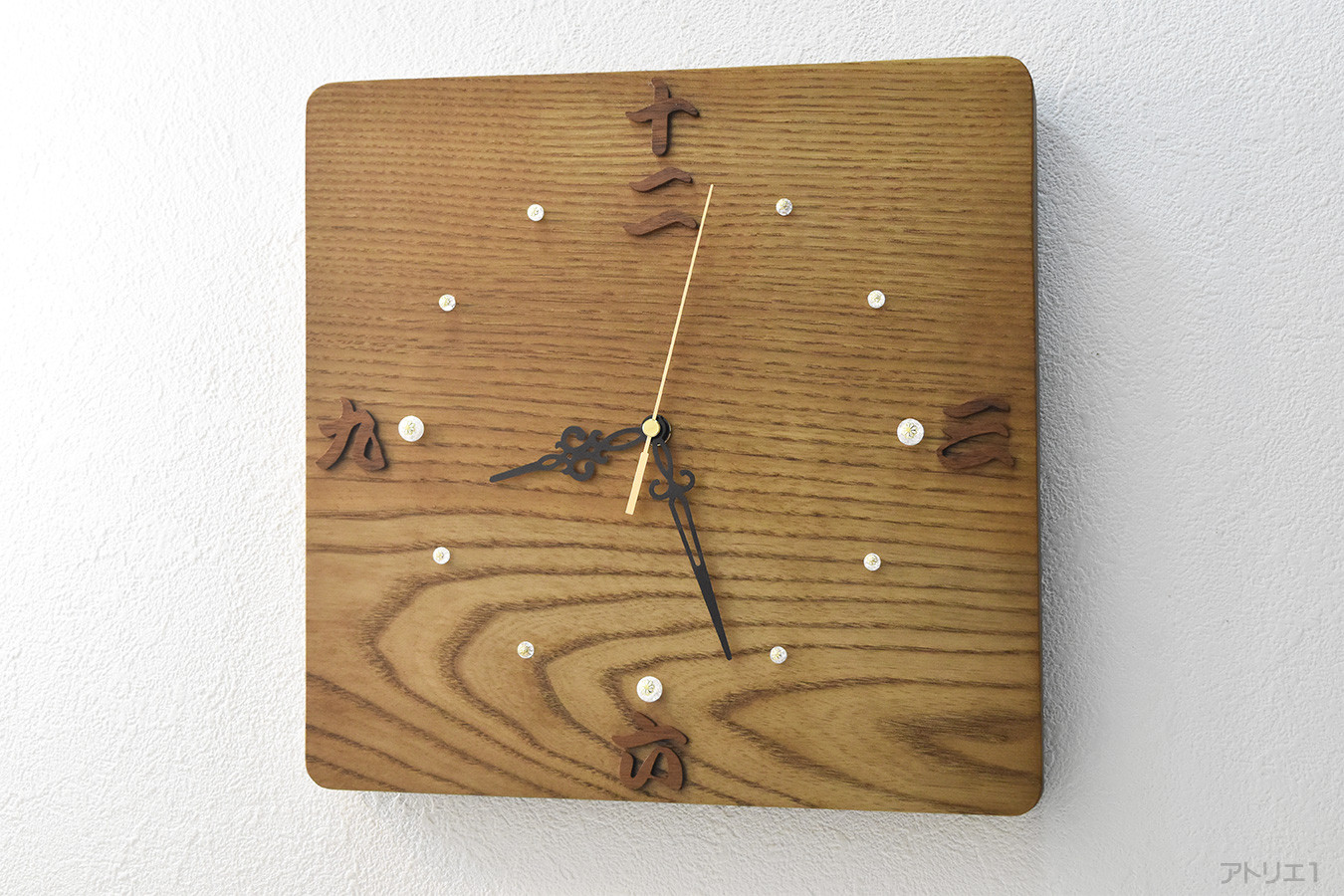 古池に蛙が飛び込んだ後の水面のような木目の風情が楽しめる掛け時計