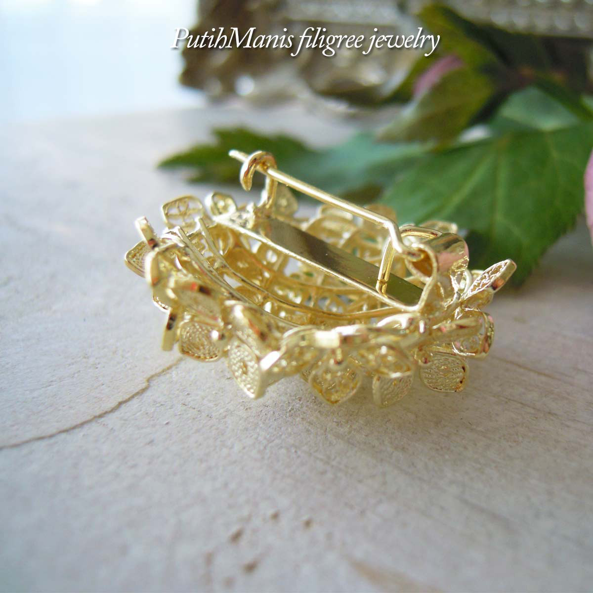 紫陽花・アジサイ・あじさいのブローチ・ゴールド( d-ch57-g )