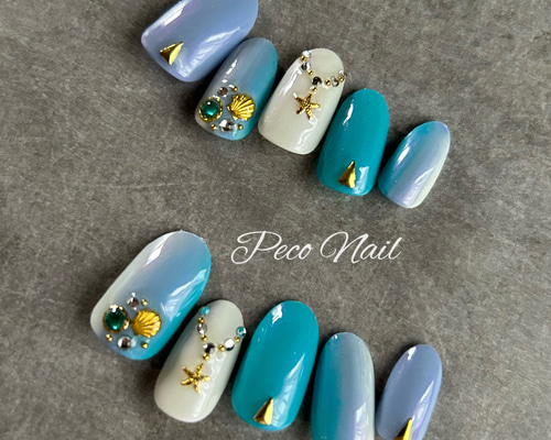 ジェルネイルチップ グリーン✕黒 チェーン クラウン 蝶々 縦グラデ