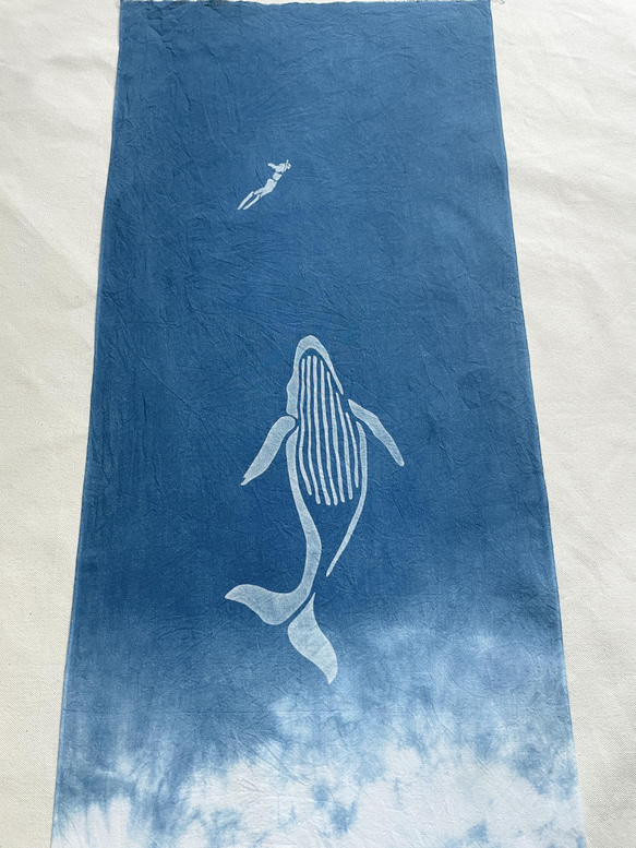 送料無料　"クジラと泳いだ日"2  絞り染め　藍染手ぬぐい 2枚目の画像