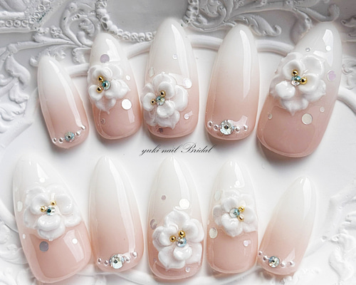 ピンクベージュ×白グラデのエレガント3Dフラワー ネイルチップ（つけ爪