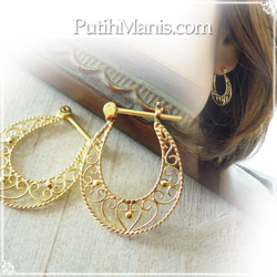 フレンチアンティーク風透かし模様が美しいフープピアス（ゴールド）(p