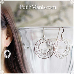 銀色耳環，飾有美麗的蔓藤花紋圖案的甜甜圈飾品 (fil03-si-pa) 第1張的照片