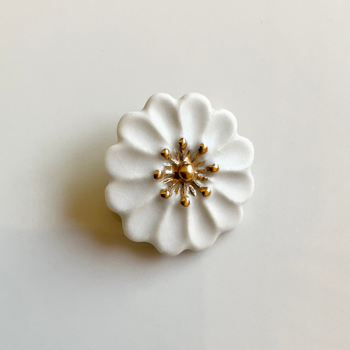 陶器ﾌﾞﾛｰﾁ 白い花 ブローチ Nassun 通販 2300043｜Creema(クリーマ)