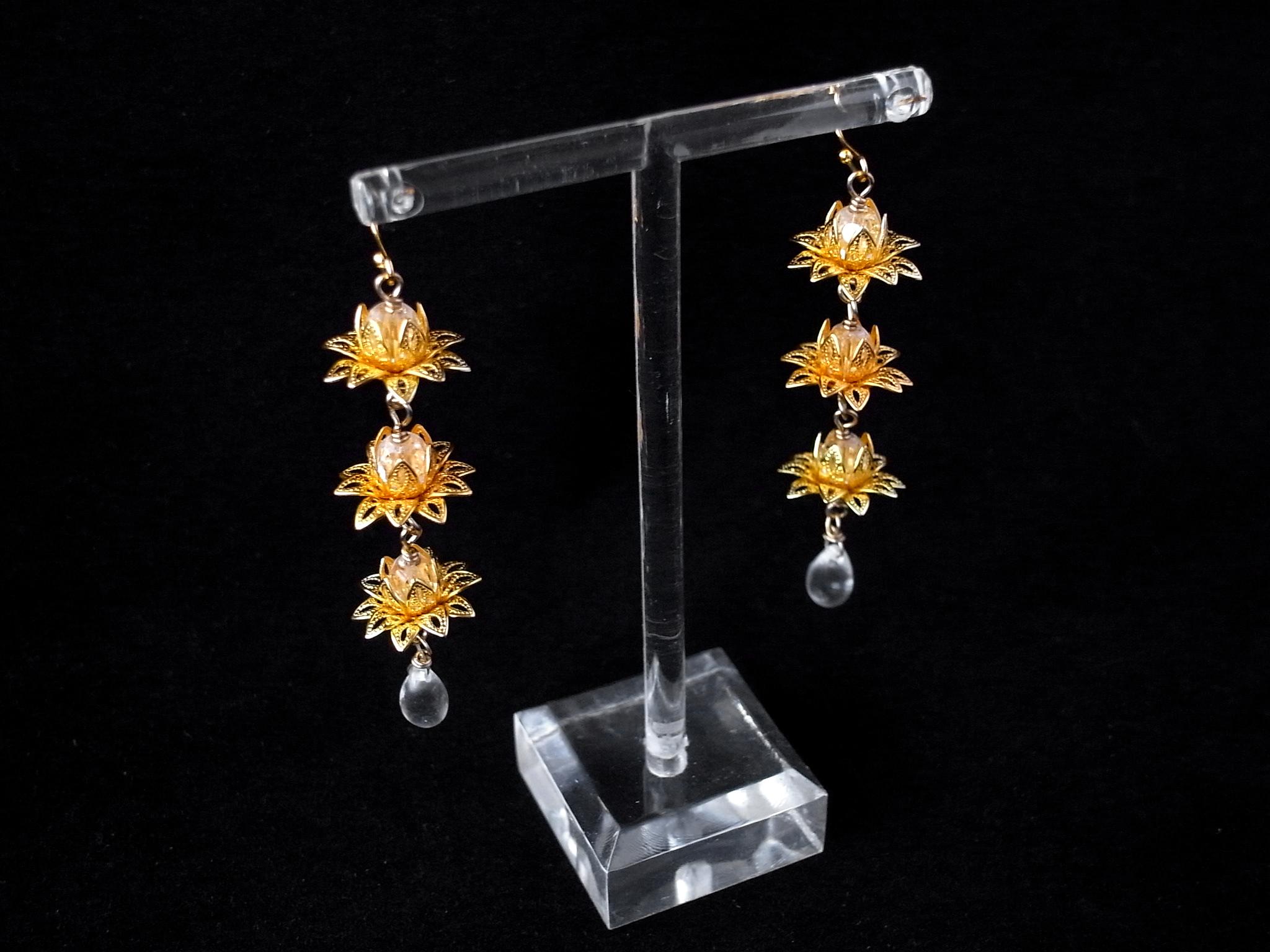 ピアス　蓮の花と雫ビーズ　３連　イヤリング交換可