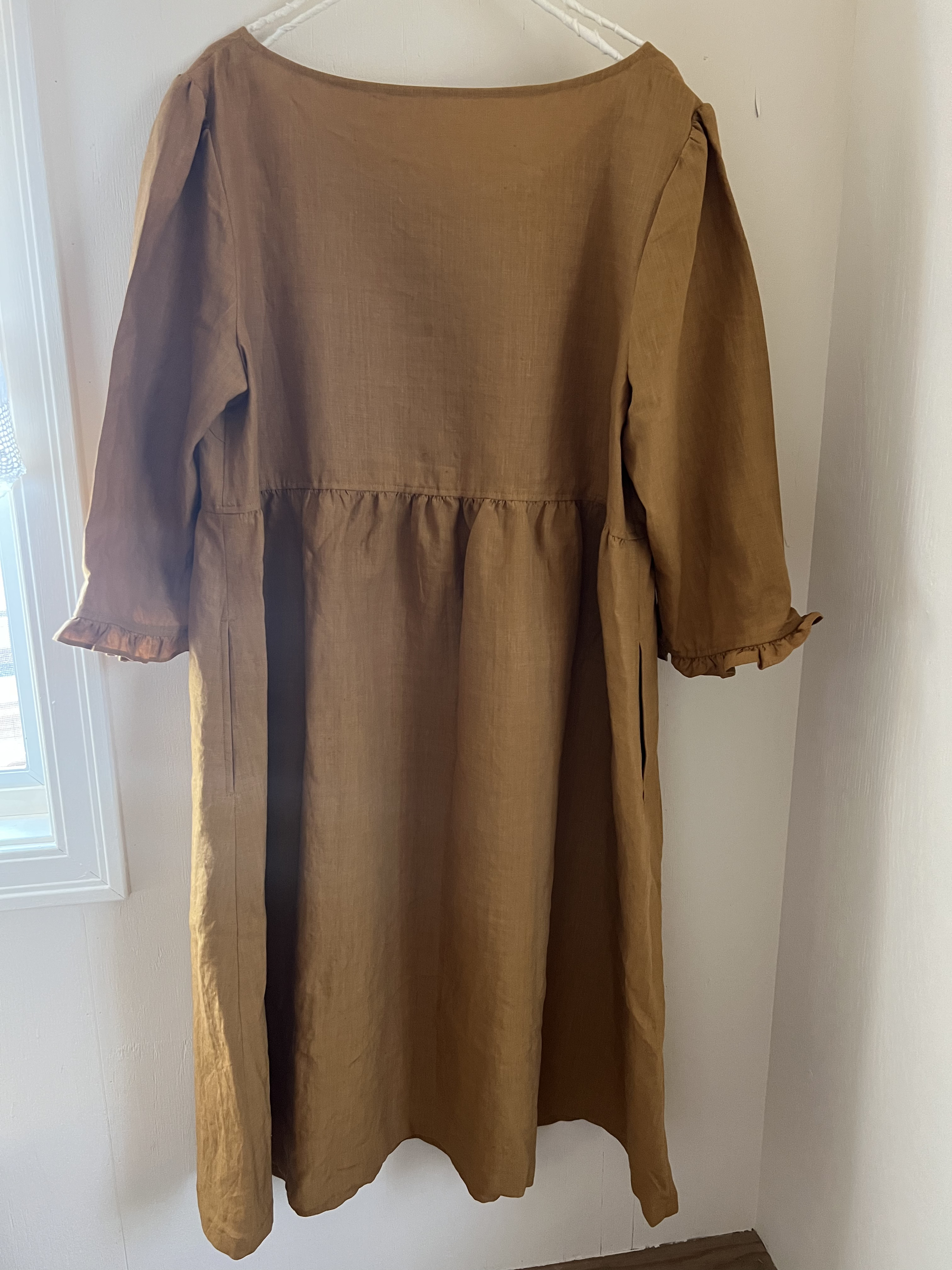 フランスリネン 袖フリル の シンプル な エプロンワンピース(マスタード）