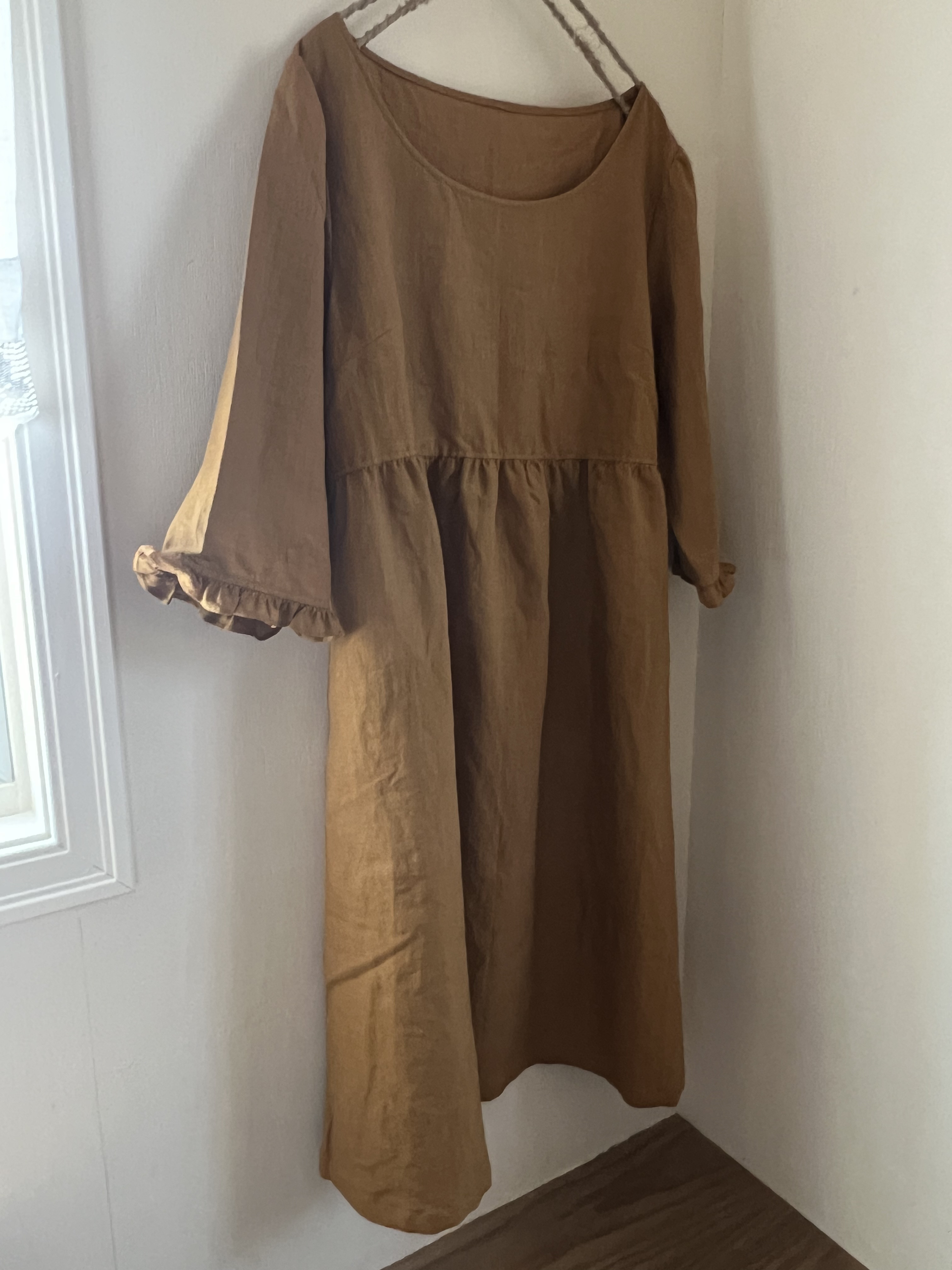 フランスリネン 袖フリル の シンプル な エプロンワンピース(マスタード）