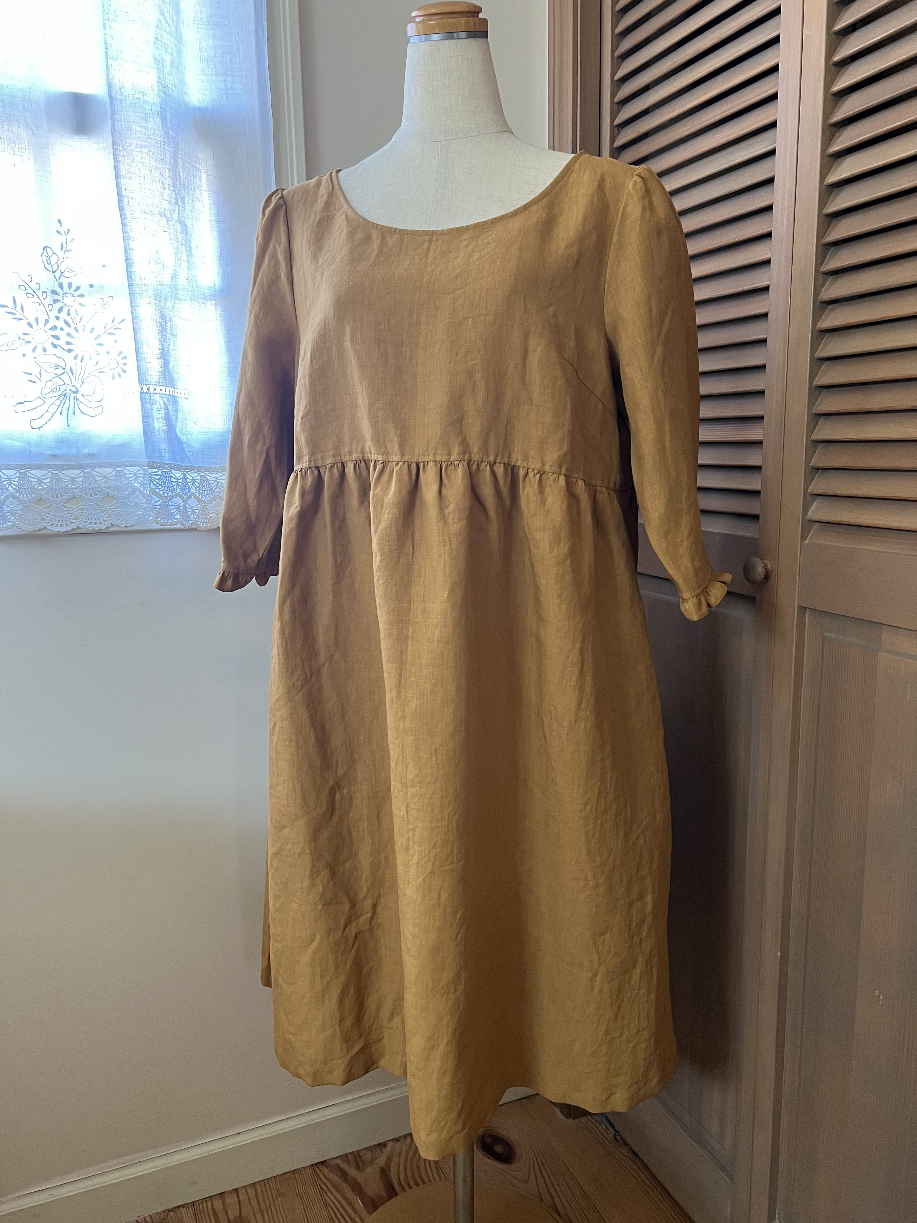 フランスリネン 袖フリル の シンプル な エプロンワンピース(マスタード）