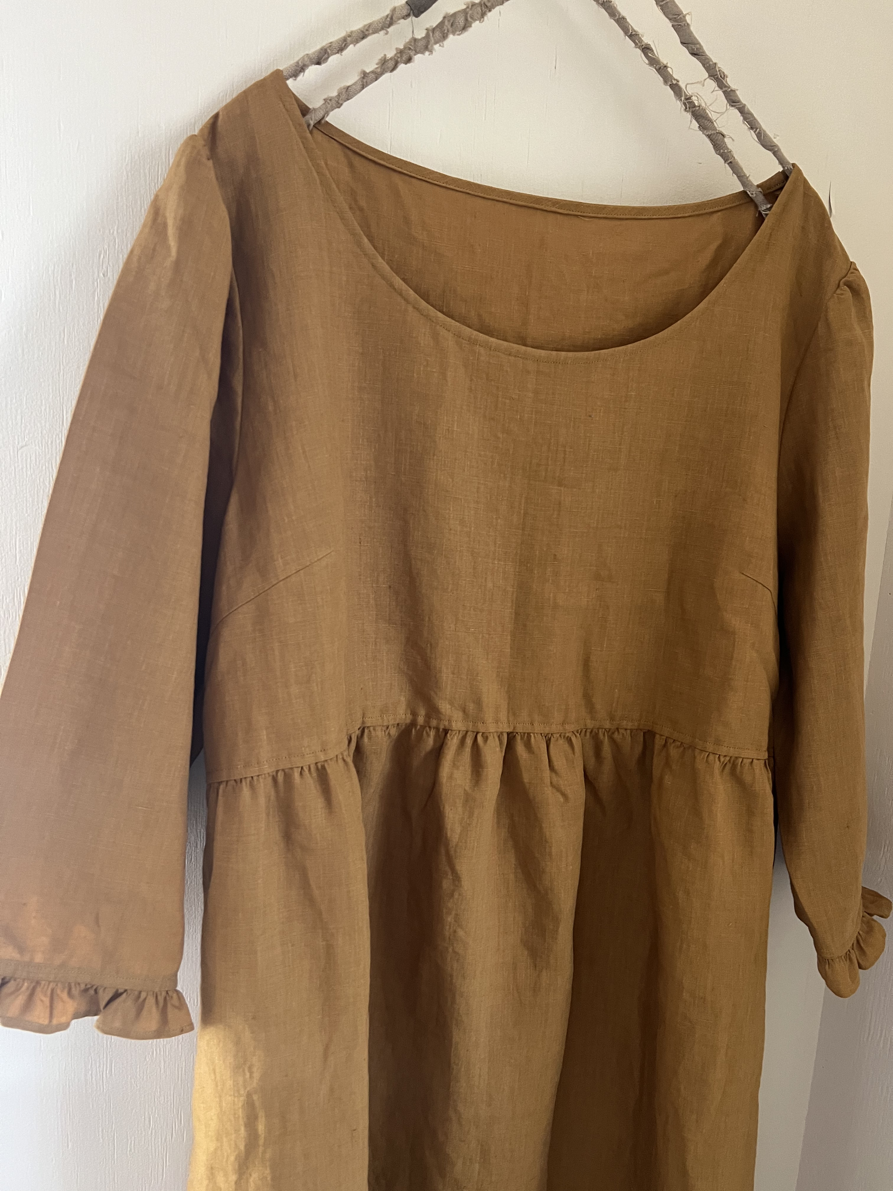 フランスリネン 袖フリル の シンプル な エプロンワンピース(マスタード）