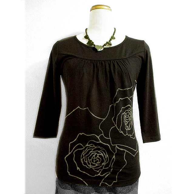 七分袖トップス（ギャザー入り）（薔薇）（黒色）