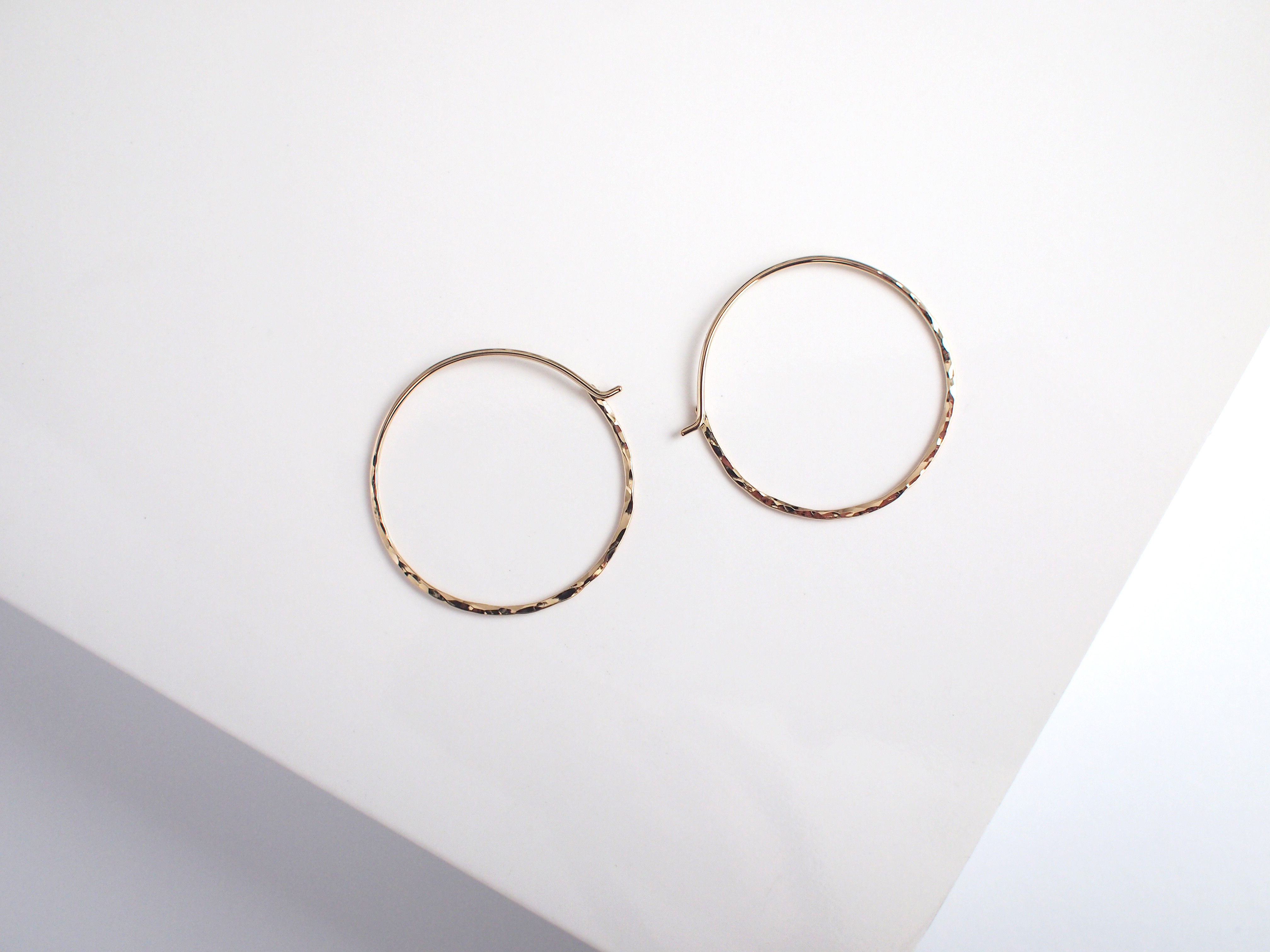 【14kgf】月ピアス／槌目／L　フープ　ゴールド　華奢　シンプル