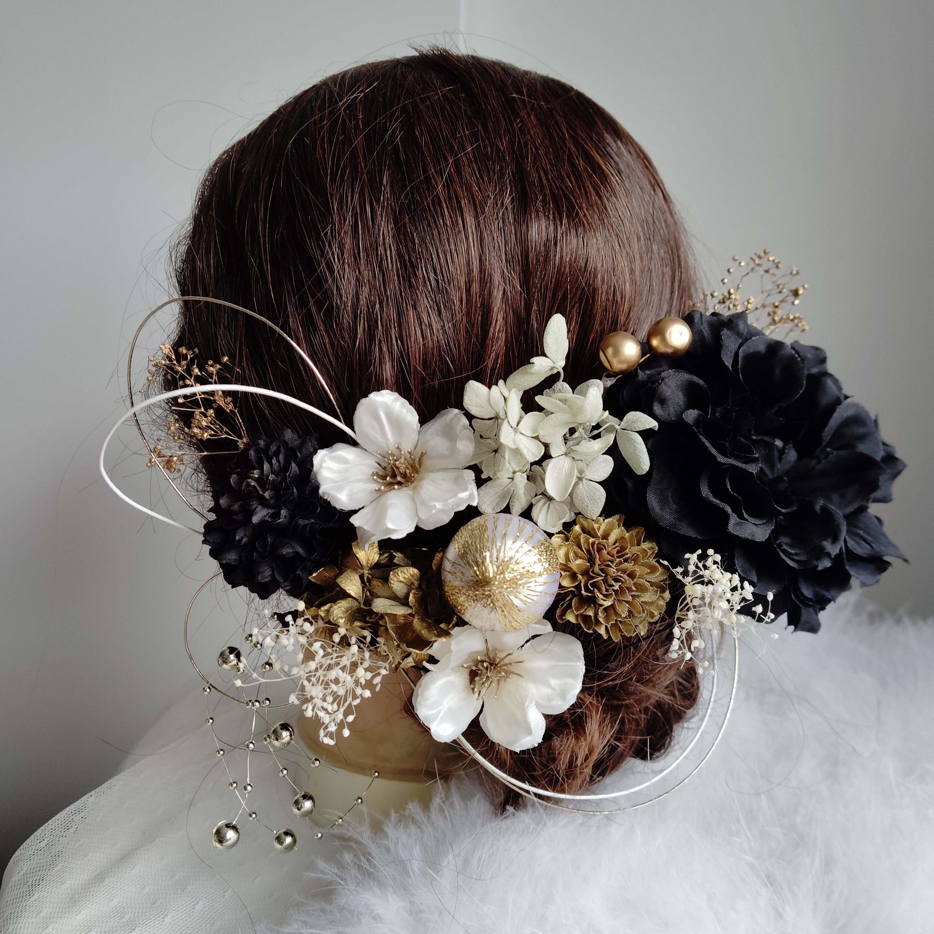 結花＿＿ダリアと林檎の花の髪飾り　卒業式　成人式 　結婚式　髪飾り 　黒無垢　色打掛　振袖　着物　袴　和装　白黒金
