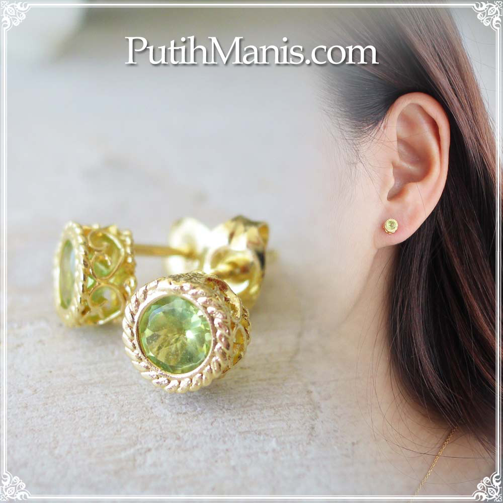 サイドの細工が美しい一粒石ピアス・8月誕生石ペリドット ゴールド (p-fil32-08g)
