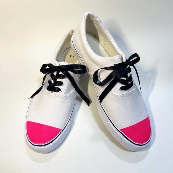 艷粉紅鞋尖運動鞋 第1張的照片