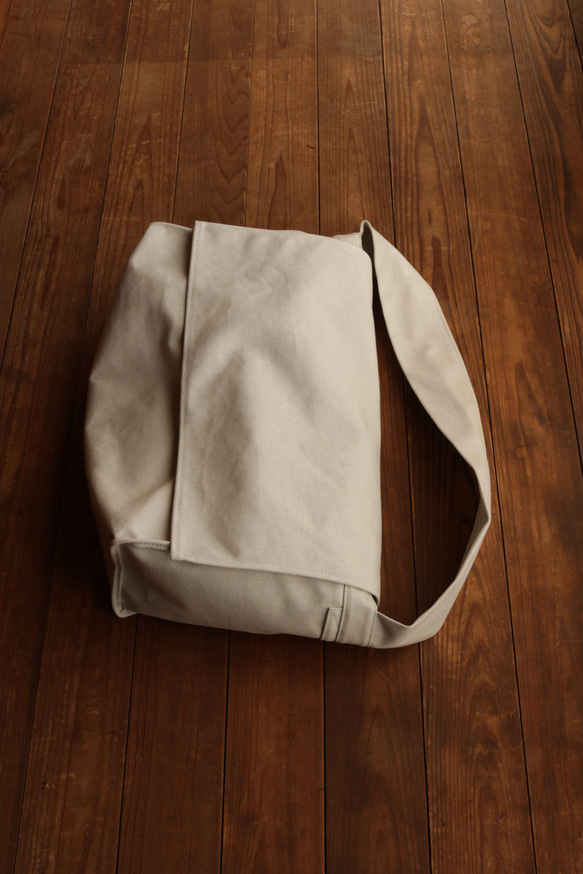 新聞紙袋（老式樣品）斜挎包帆布漂白帆布單肩包 第2張的照片