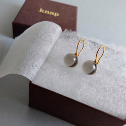 免運費 [客製] 玻璃吊墜耳環，灰褐色 第1張的照片