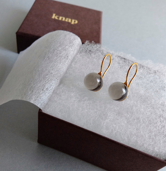 免運費 [客製] 玻璃吊墜耳環，灰褐色 第1張的照片