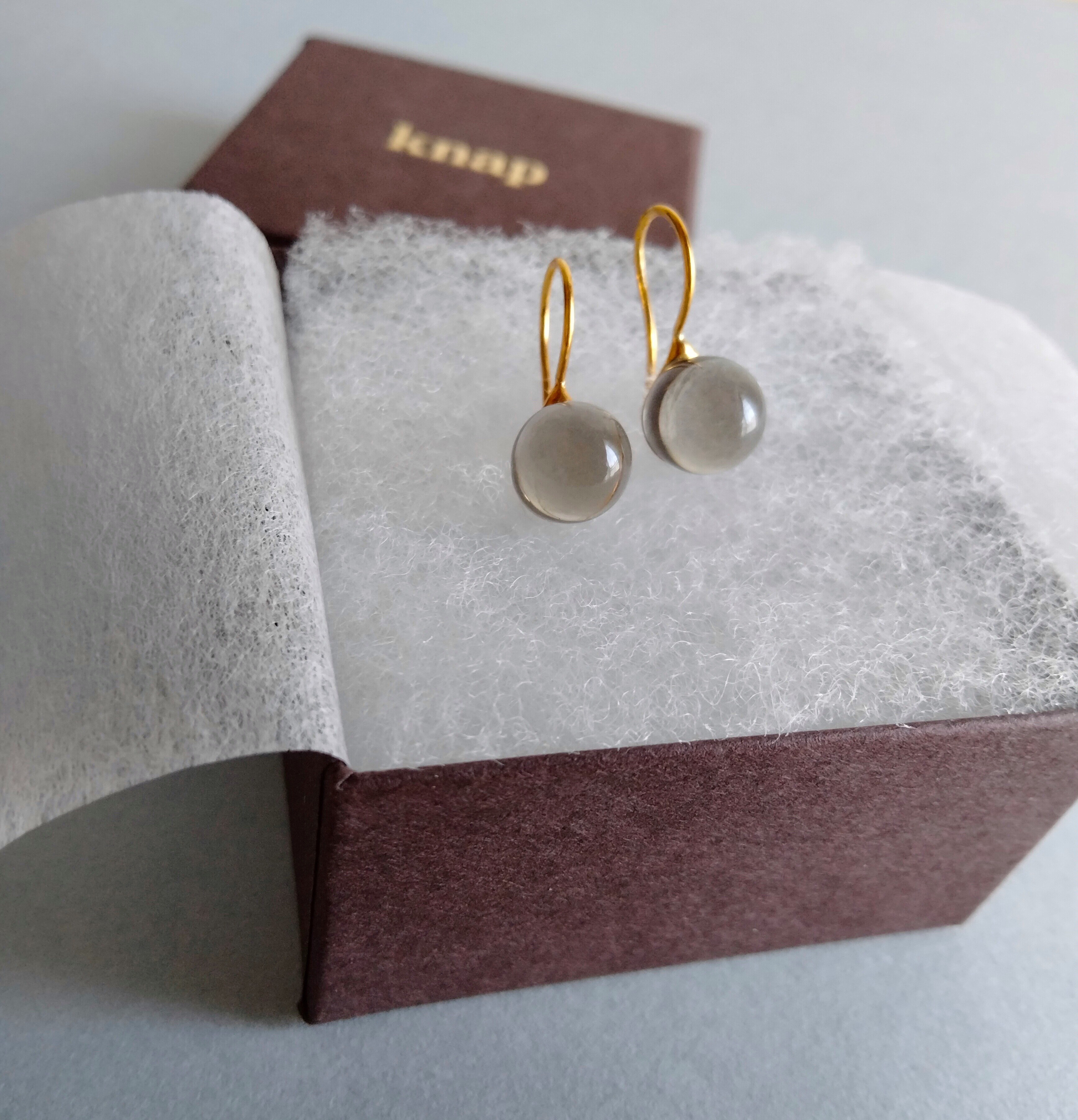 送料無料【受注制作】ガラスのしずくピアス グレージュ