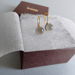 免運費 [客製] 玻璃吊墜耳環，灰褐色 第2張的照片