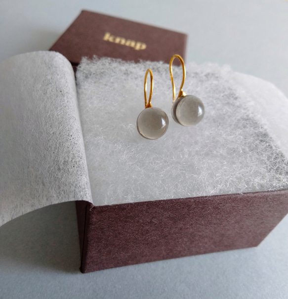 免運費 [客製] 玻璃吊墜耳環，灰褐色 第2張的照片