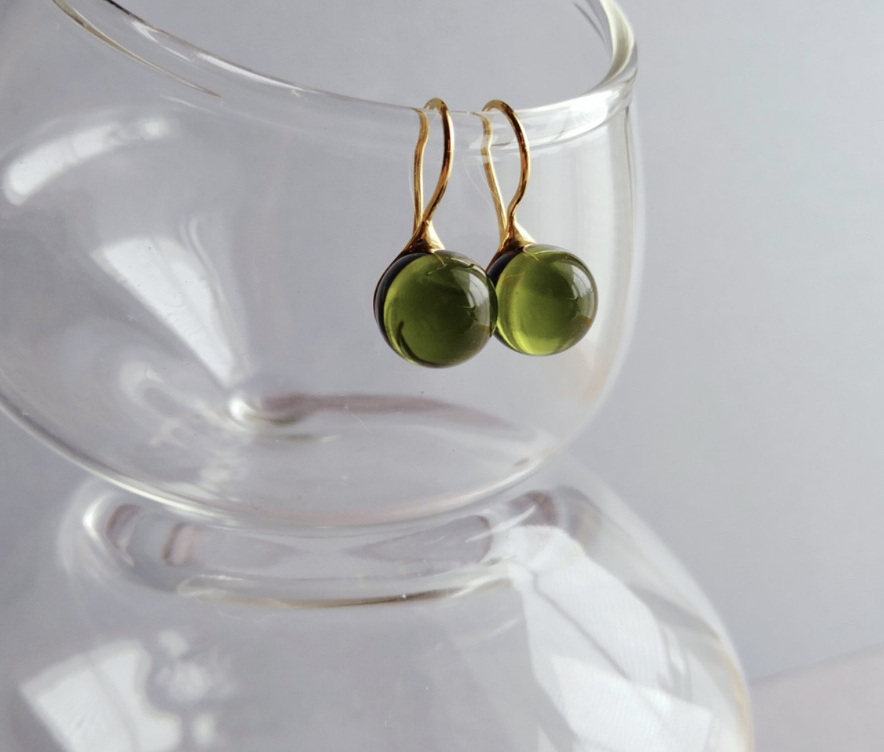 送料無料【受注制作】ガラスのしずくピアス カーキ