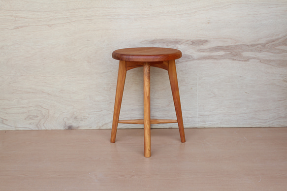 凳子A，櫸木，手工雕刻浮雕飾面的座椅 第1張的照片