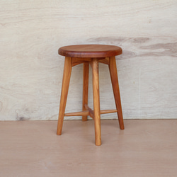 凳子A，櫸木，手工雕刻浮雕飾面的座椅 第2張的照片