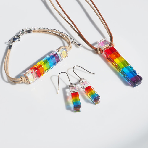 光る虹色ガラス『レインボー』ピアス/イヤリング【金具選べます