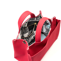 一款 2 向帆布單肩包 [小包] Bitter Red，將斯堪的納維亞風格和存儲容量融合在緊湊的包袋中。 第6張的照片
