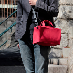 一款 2 向帆布單肩包 [小包] Bitter Red，將斯堪的納維亞風格和存儲容量融合在緊湊的包袋中。 第4張的照片