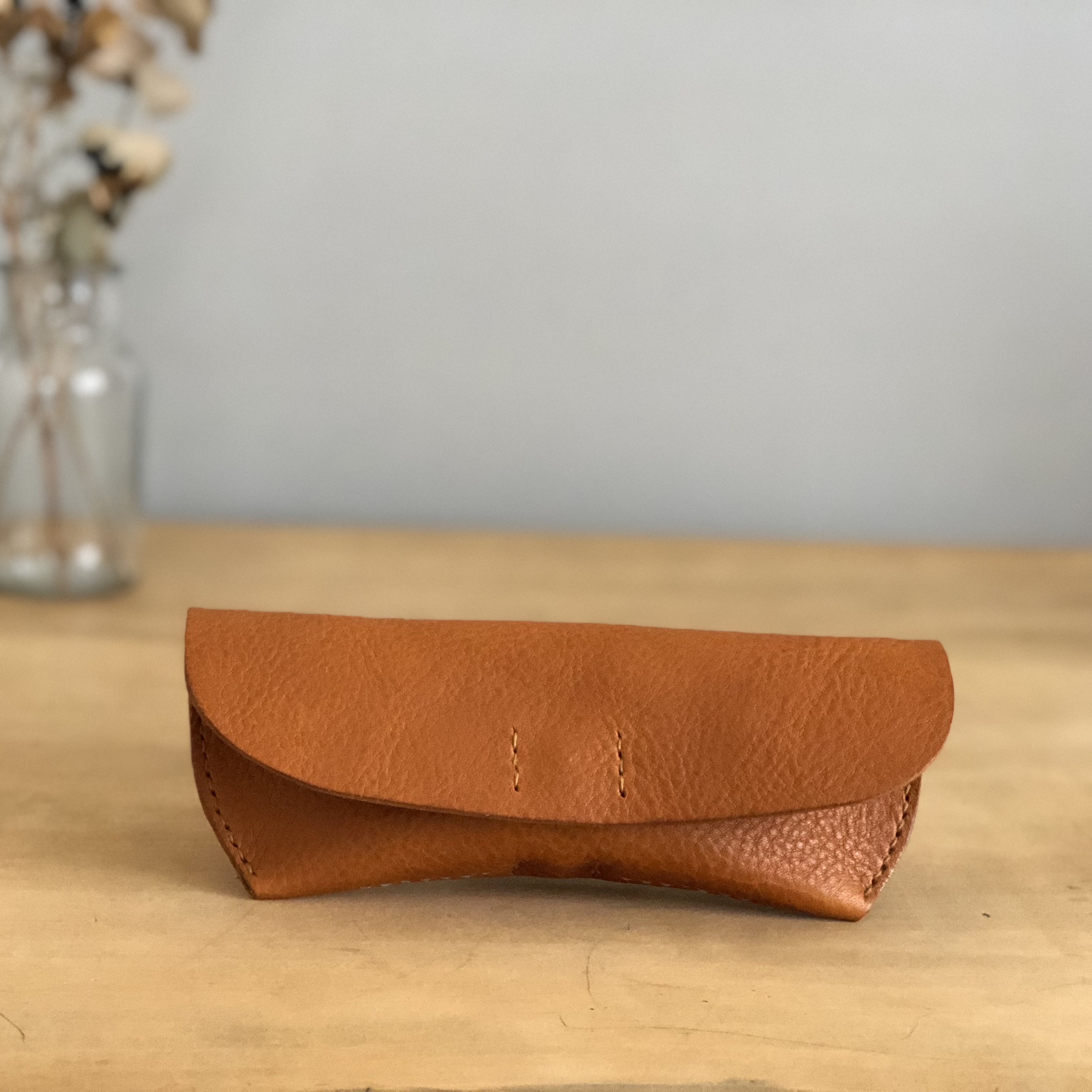 栃木レザー　手縫いのメガネケース（キャメル）