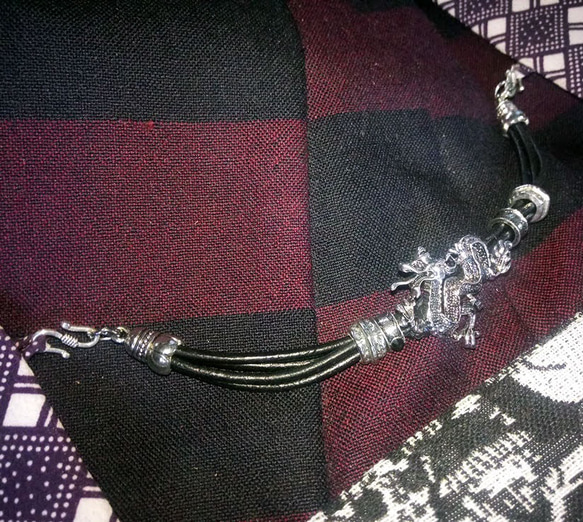 黒本革羽織紐　龍・ドラゴンモチーフシルバー金具使用　着物や浴衣の羽織に！ 1枚目の画像