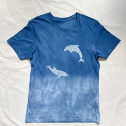 送料無料 闇夜を泳ぐイルカと鯨 藍染オーガニックコットンTシャツ　絞り染め　 1枚目の画像
