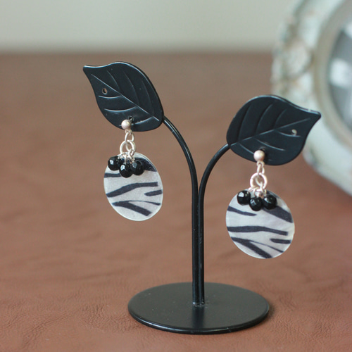 ゼブラペイントシェルのピアス/イヤリング☆（pack-1134） ピアス 