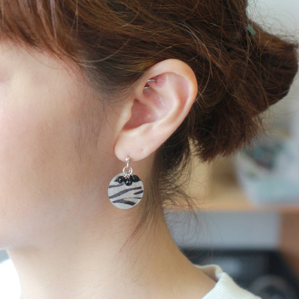 ゼブラペイントシェルのピアス/イヤリング☆（pack-1134） ピアス 
