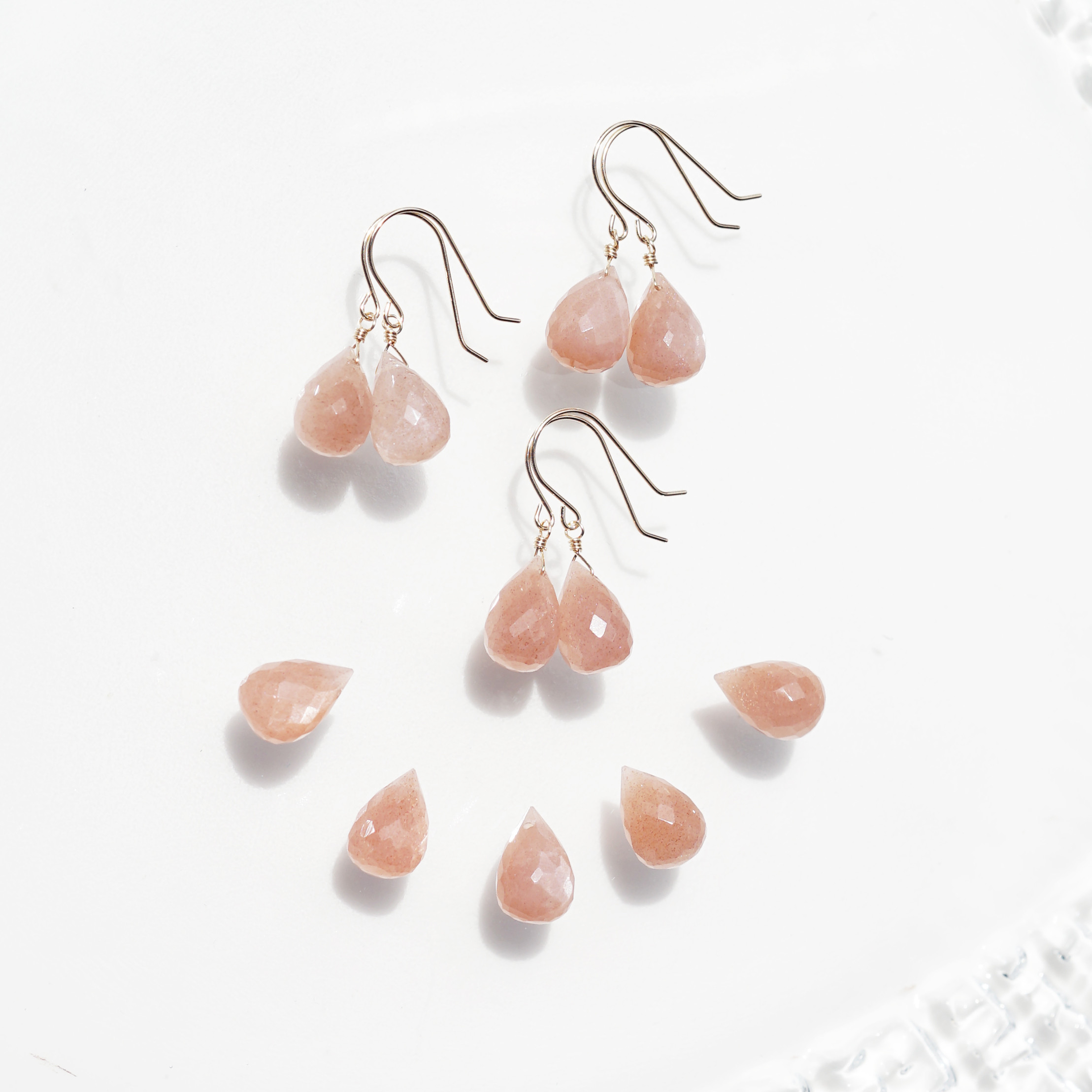 ぷっくりドロップ★ピーチムーンストーンのドロップ・サージカルステンレスピアス　～Elaine