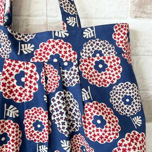 りりー様　Ｌサイズ グラニーバッグ　ハンドメイド Lサイズ】発色がキレイ! 大きめ花柄綿麻グラニーバッグ ネイビー