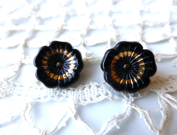 黒い花　チェコガラスボタンCzech Glass Button２個 1枚目の画像