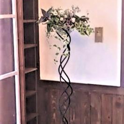 アイアンの花台(3本の螺旋脚）受注生産品 5枚目の画像