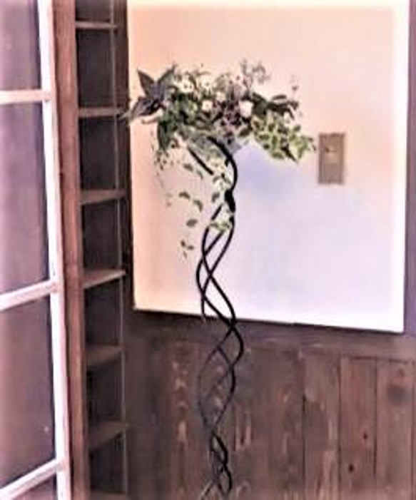アイアンの花台(3本の螺旋脚）受注生産品 5枚目の画像